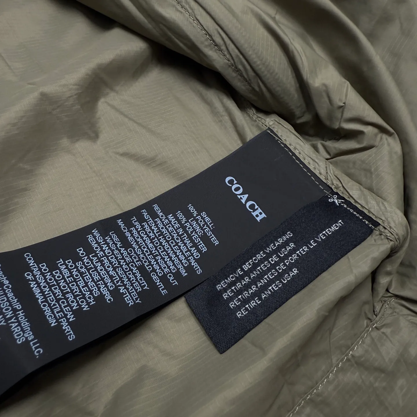 COACH solid color hooded lightweight outdoor men's jacket is a super lightweight sun protection jacket. The whole piece of clothing only weighs 3 grams. The upper body is as thin as a cicada's wings. The entire fabric is soft and has excellent skin fit. The upper body has a cool feeling, so even in the hot summer, it will not feel sticky or uncomfortable. The trading company ships the cabinets from the same fabric. There are only a few hundred pieces in this batch, so they are high quality. The fabric is a dark plaid fabric with a dark luster and texture. With a certain water-repellent design, it can well meet the needs of various scenes, whether commuting or outdoors. The zipper with Koujia letters is very smooth no matter how you pull it. The three-dimensional cut and split version makes the upper body very energetic, and the back is a separate version, which can better wick away sweat and ventilate. The Khaki color is casual Versatile, no matter how you wear it, you can't go wrong. The shopkeeper keeps the money for himself, no more misses. Absolutely good stuff! 🤗🤗🤗 Color: Khaki Size: M-XXL Size M: Length 69CM, bust 124CM, shoulder sleeves 79CM (reference weight: 115-135 catties) L size: length 71CM, bust 128CM, shoulder sleeves 81CM (reference weight: 135-150 catties) XL size: length 73CM, bust 132CM Shoulder sleeves 83CM (reference weight: 150-165 catties) XXL size: length 75CM, bust 136CM shoulder sleeves 85CM (reference weight: 165-180 catties)